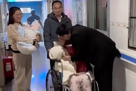 Khoe clip quỳ cảm ơn vợ sinh con thứ tư, chồng không ngờ bị dân mạng mắng tơi tả