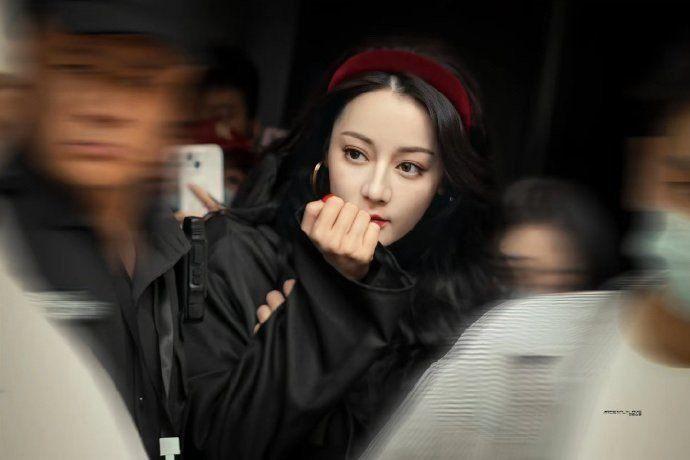 Địch Lệ Nhiệt Ba tựa thiên kim du học về nước, nhan sắc gây bão khi quay show thực tế mới-2