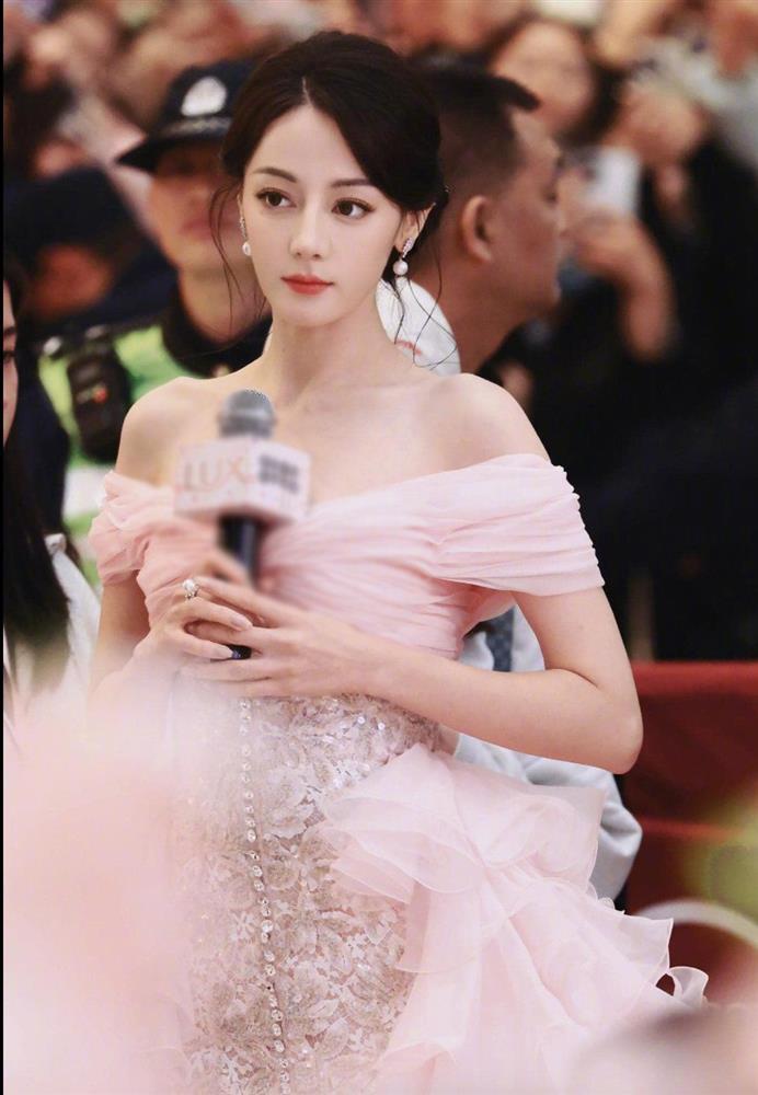 Địch Lệ Nhiệt Ba tựa thiên kim du học về nước, nhan sắc gây bão khi quay show thực tế mới-4