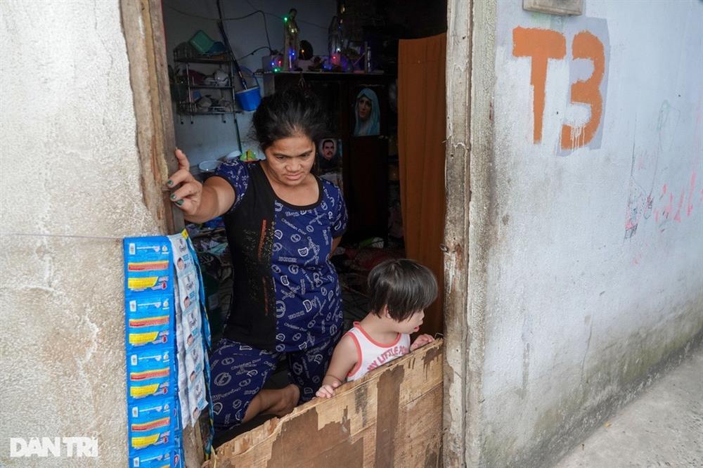 Phòng trọ như lò thiêu, lao động nghèo bật 2 quạt... ngồi thở-3