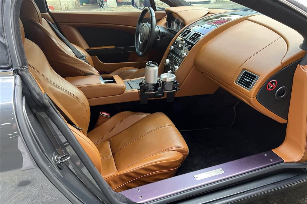 Ông Đặng Lê Nguyên Vũ bất ngờ tậu Aston Martin Vantage mui trần hàng hiếm-4