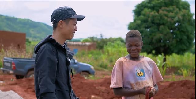 Mua đất, xây nhà tặng cho nhân viên, Quang Linh Vlog được khen tinh tế bởi điều này-6