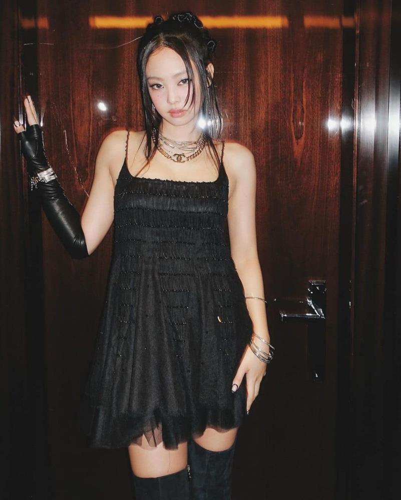 Jennie xả ảnh cận mặt khoe visual đỉnh ở show Chanel, có 1 chi tiết gợi nhớ tới V-1