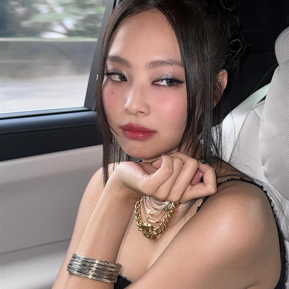 Jennie xả ảnh cận mặt khoe visual đỉnh ở show Chanel, có 1 chi tiết gợi nhớ tới V-2