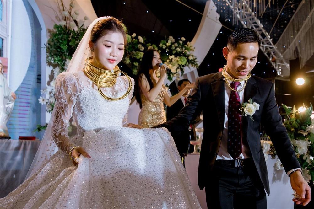 Đám cưới toàn vàng và siêu xe: Yêu nhau 8 năm, từng bị phản đối-1