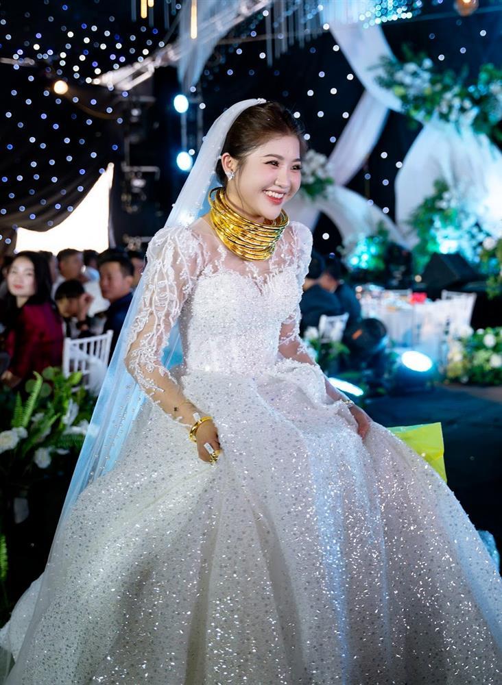 Đám cưới toàn vàng và siêu xe: Yêu nhau 8 năm, từng bị phản đối-3