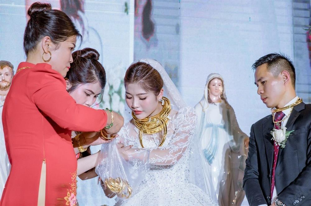 Đám cưới toàn vàng và siêu xe: Yêu nhau 8 năm, từng bị phản đối-4