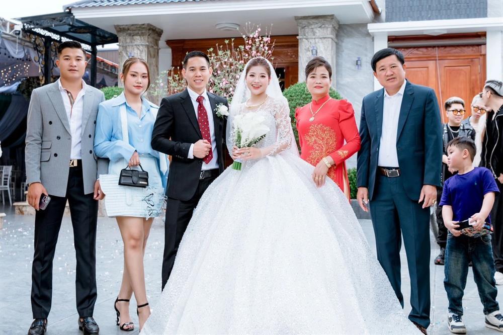 Đám cưới toàn vàng và siêu xe: Yêu nhau 8 năm, từng bị phản đối-5