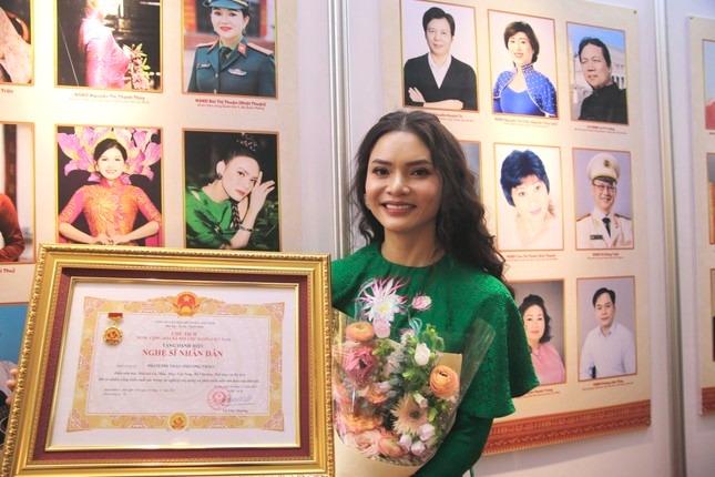 Nữ ca sĩ trẻ nhất đi nhận danh hiệu NSND-1