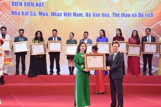 Nữ ca sĩ trẻ nhất đi nhận danh hiệu NSND-2