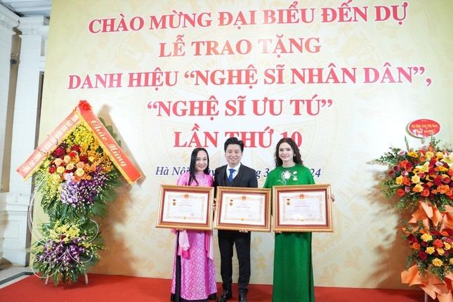Nữ ca sĩ trẻ nhất đi nhận danh hiệu NSND-3