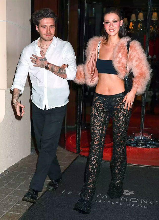 Con dâu tỷ phú nhà David Beckham mặc quần ren xuyên thấu, khoét hông táo bạo-1