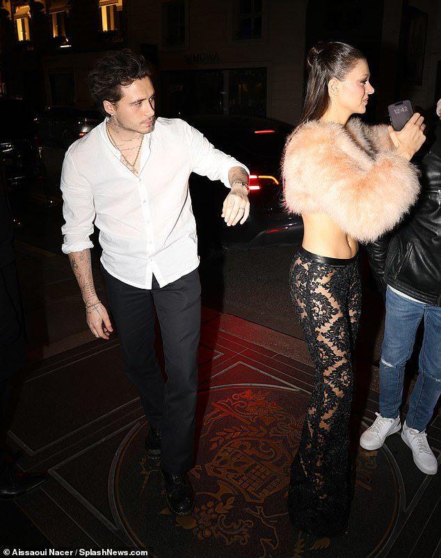 Con dâu tỷ phú nhà David Beckham mặc quần ren xuyên thấu, khoét hông táo bạo-2