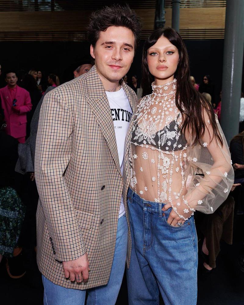 Con dâu tỷ phú nhà David Beckham mặc quần ren xuyên thấu, khoét hông táo bạo-5