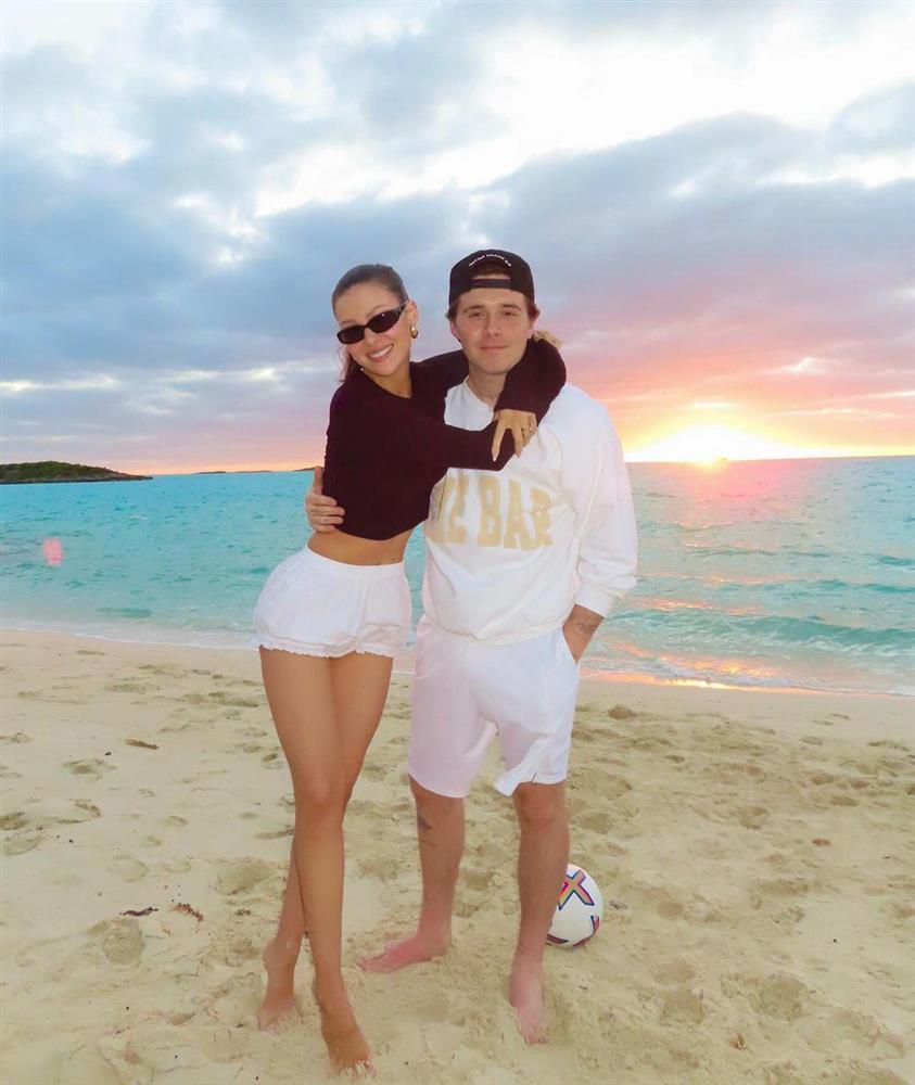 Con dâu tỷ phú nhà David Beckham mặc quần ren xuyên thấu, khoét hông táo bạo-8