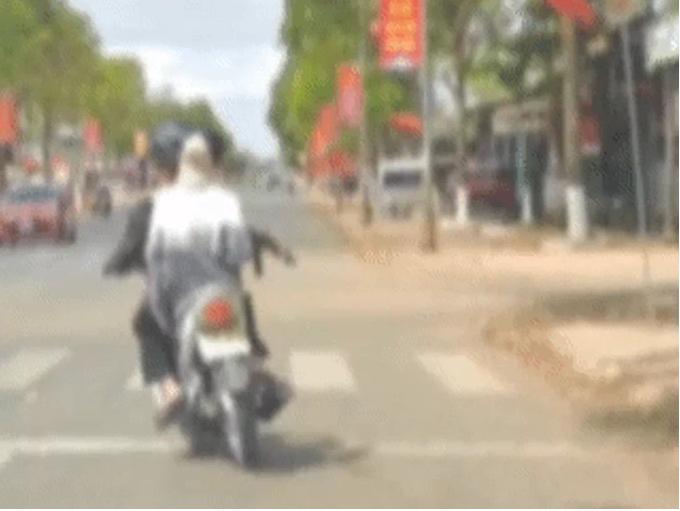 Công an xử lý vụ thiếu niên xách súng AK vi vu trên đường-1