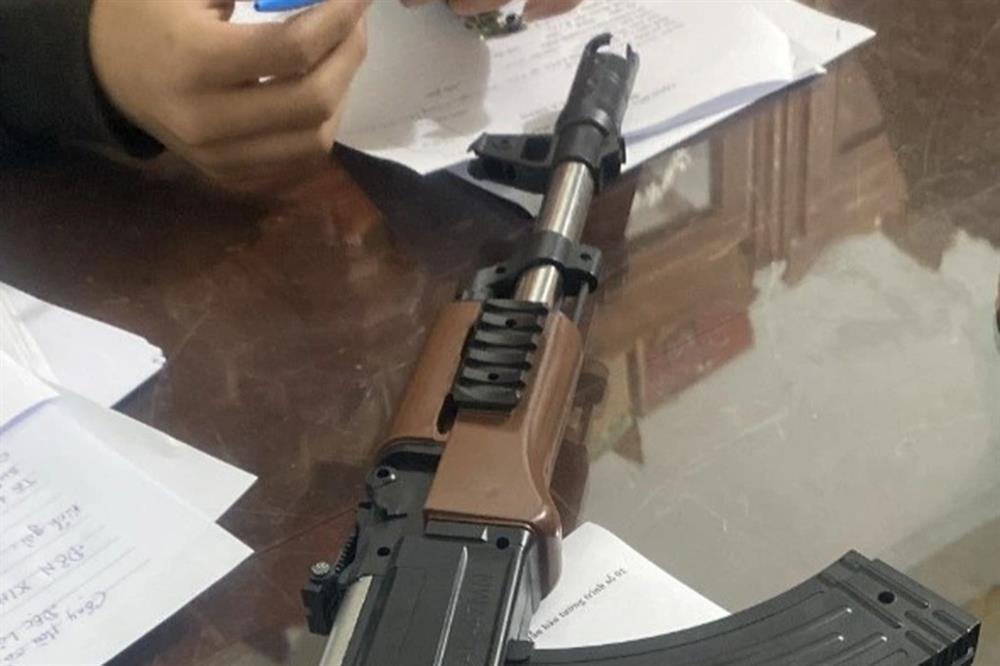 Công an xử lý vụ thiếu niên xách súng AK vi vu trên đường-2