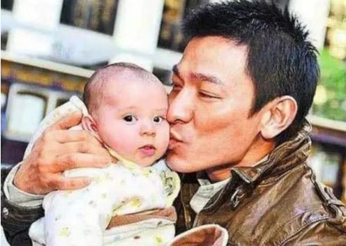 Bất ngờ đào lại khoảnh khắc Lưu Đức Hoa bế và thơm má Tạ Đình Phong-1