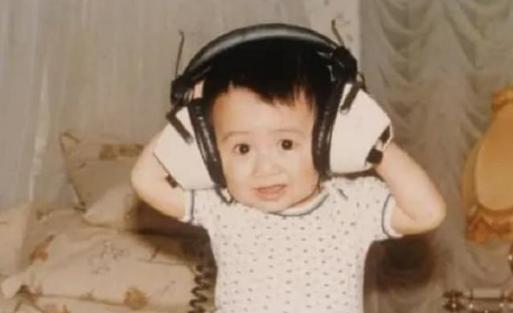 Bất ngờ đào lại khoảnh khắc Lưu Đức Hoa bế và thơm má Tạ Đình Phong-2