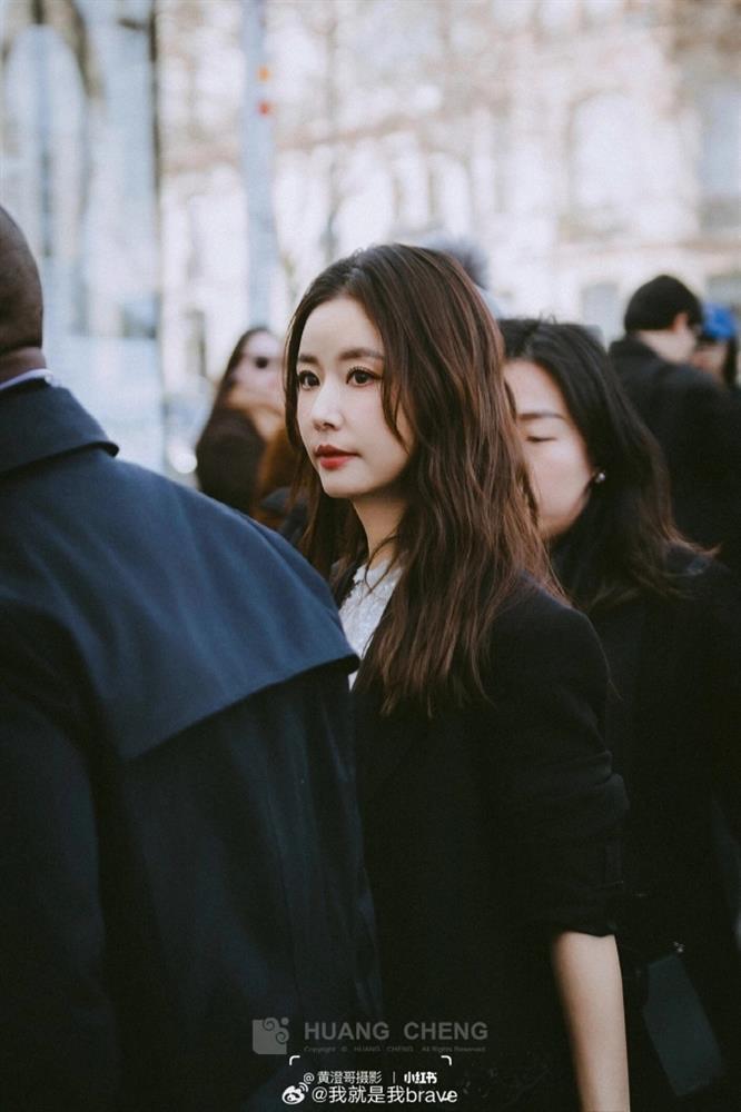 Ảnh chụp lén nhan sắc thật Lâm Tâm Như xuất hiện giữa trời Tây gây sốt cộng đồng mạng-1