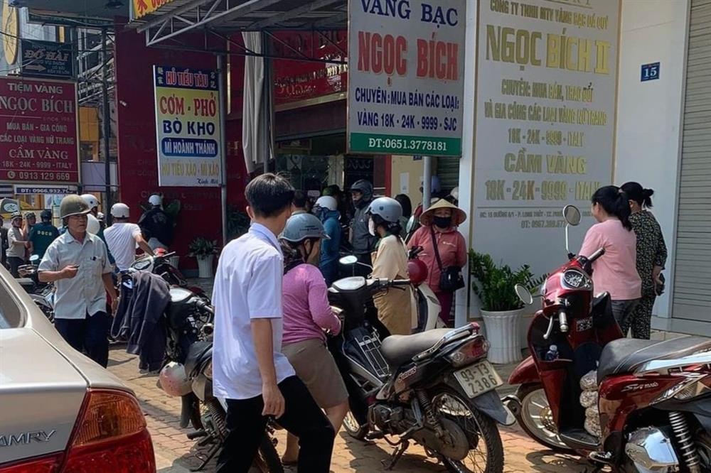 Nam sinh vờ mua vàng rồi cướp 2 chiếc lắc tay-1