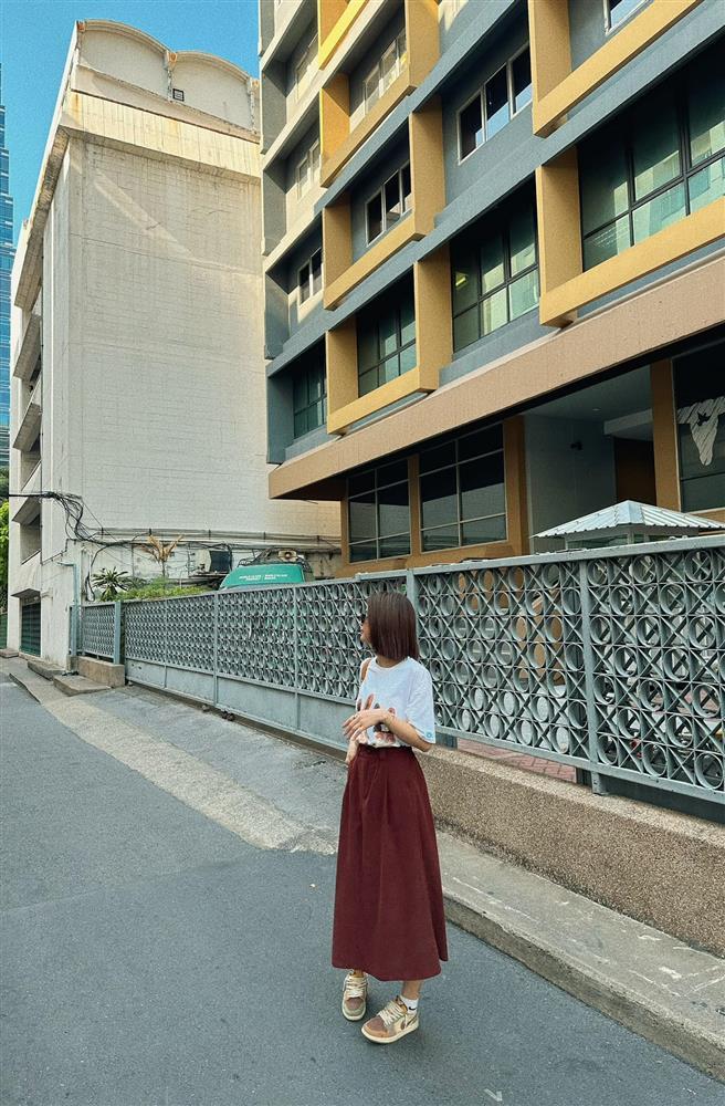 Soi tủ đồ toàn áo phông của bạn gái mới Doãn Quốc Đam-2