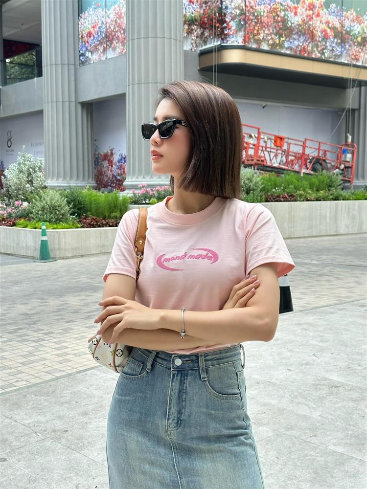 Soi tủ đồ toàn áo phông của bạn gái mới Doãn Quốc Đam-3