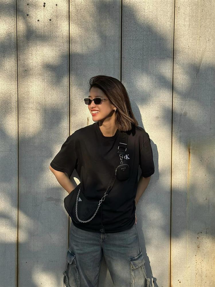 Soi tủ đồ toàn áo phông của bạn gái mới Doãn Quốc Đam-4