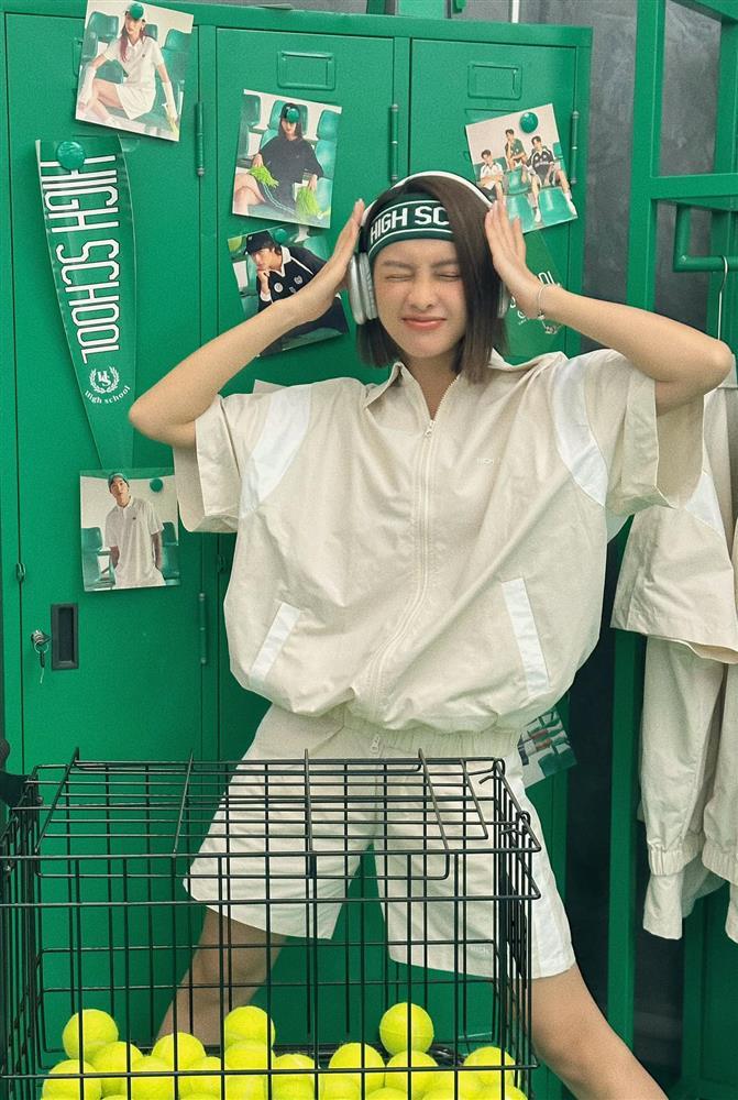 Soi tủ đồ toàn áo phông của bạn gái mới Doãn Quốc Đam-6