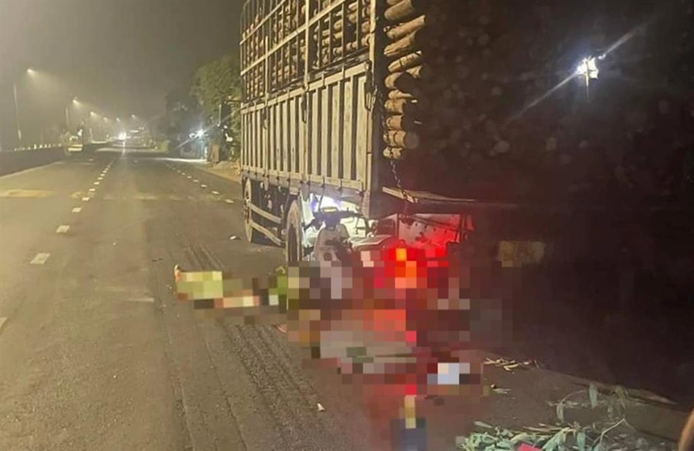 Tông vào xe tải đỗ bên đường, 2 mẹ con tử vong-1