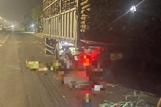 Tông vào xe tải đỗ bên đường, 2 mẹ con tử vong