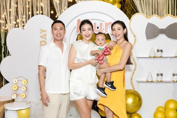 Á hậu Mâu Thủy xả kho loạt ảnh tiệc thôi nôi của quý tử đầu lòng, vóc dáng mẹ bỉm khiến hội chị em ao ước-3