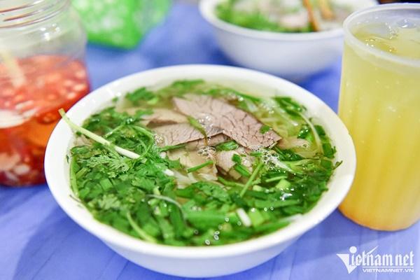 Khách Tây khoe ăn tô phở ngon nhất Hà Nội, húp cạn đến giọt nước cuối cùng-4