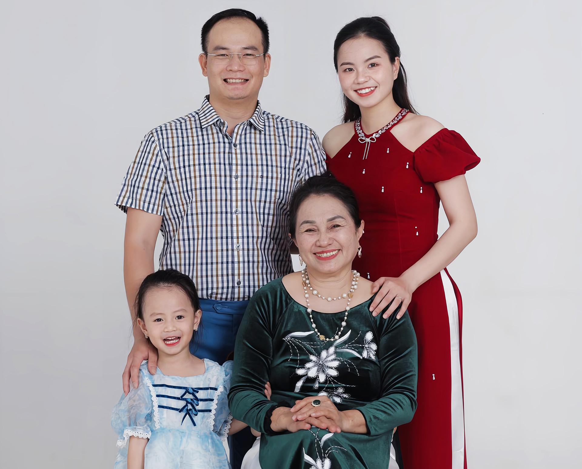 Gia đình xứ Nghệ có 10 con: Anh đi hỏi vợ, 5 em gái lẽo đẽo theo sau-4