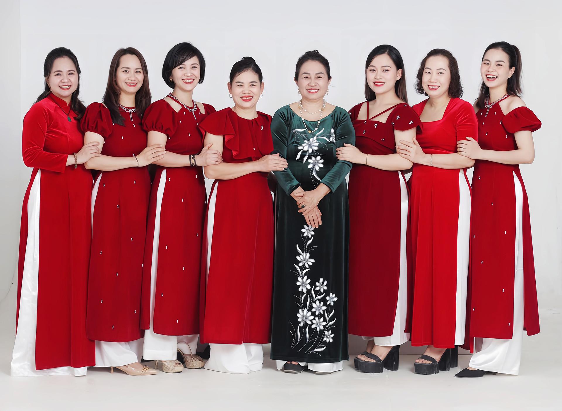 Gia đình xứ Nghệ có 10 con: Anh đi hỏi vợ, 5 em gái lẽo đẽo theo sau-3