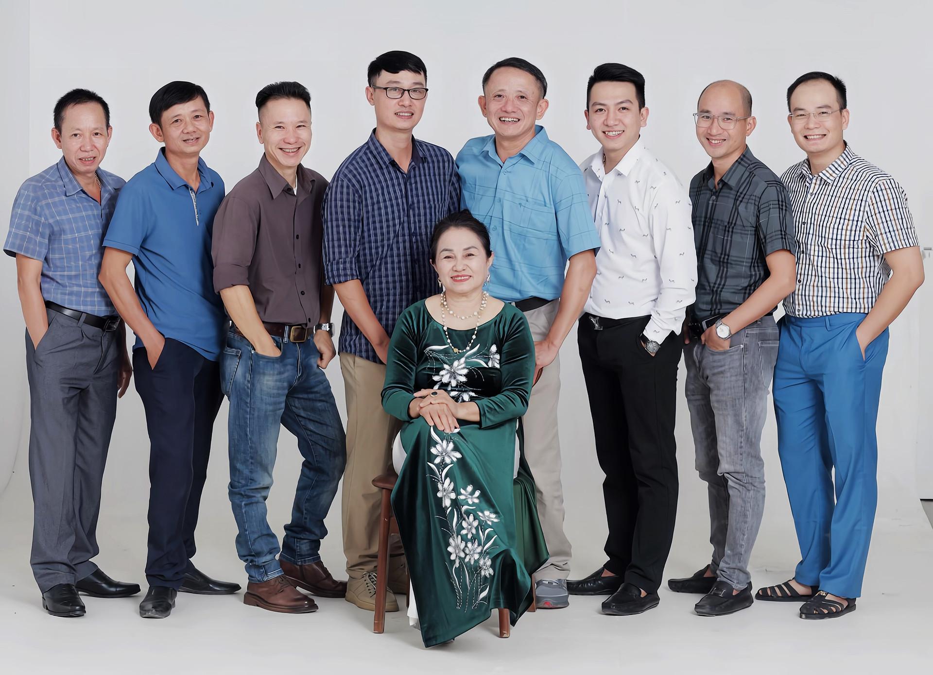 Gia đình xứ Nghệ có 10 con: Anh đi hỏi vợ, 5 em gái lẽo đẽo theo sau-2