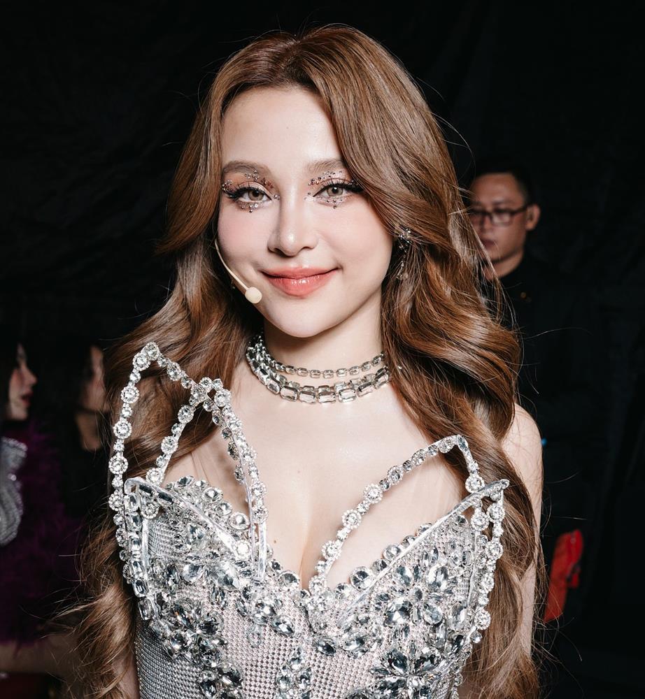 Cận cảnh nhan sắc chiếm spotlight của Huyền Baby-5