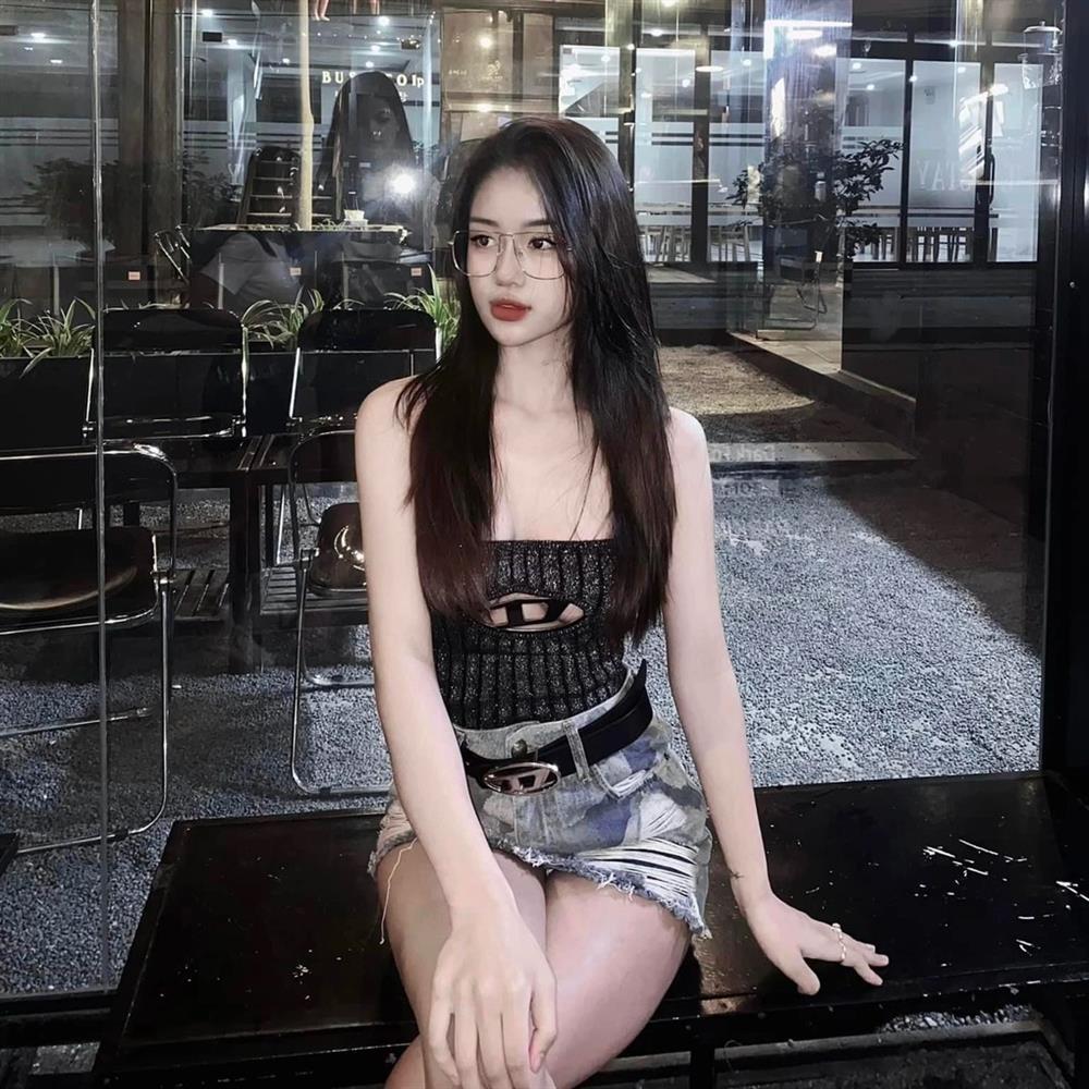 Bạn gái cầu thủ Nguyễn Văn Trường có vẻ ngoài nóng bỏng, cuộc sống xa hoa-6