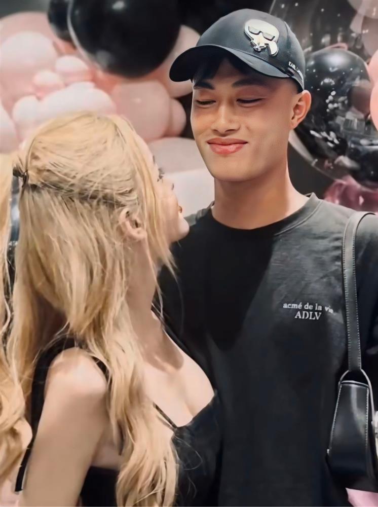 Bạn gái cầu thủ Nguyễn Văn Trường có vẻ ngoài nóng bỏng, cuộc sống xa hoa-7