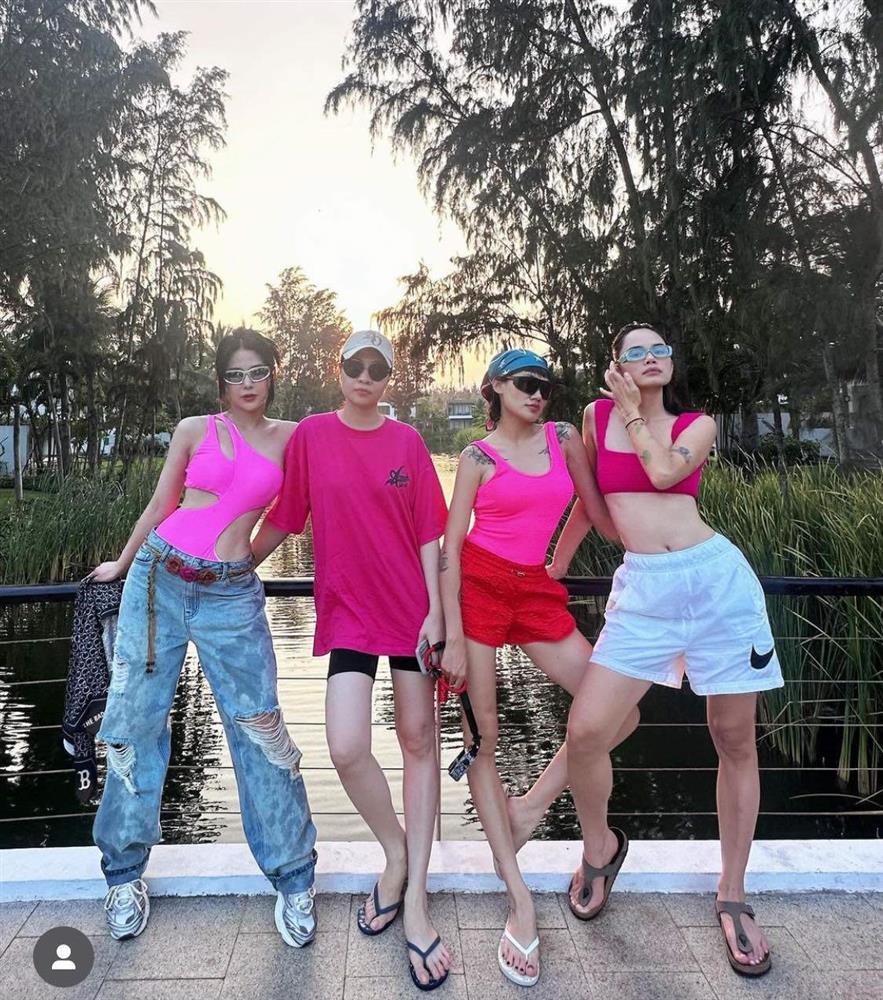 Diệp Lâm Anh mặc áo bơi khoét eo, đẹp nổi bật giữa hội bạn thân toàn chân dài-1