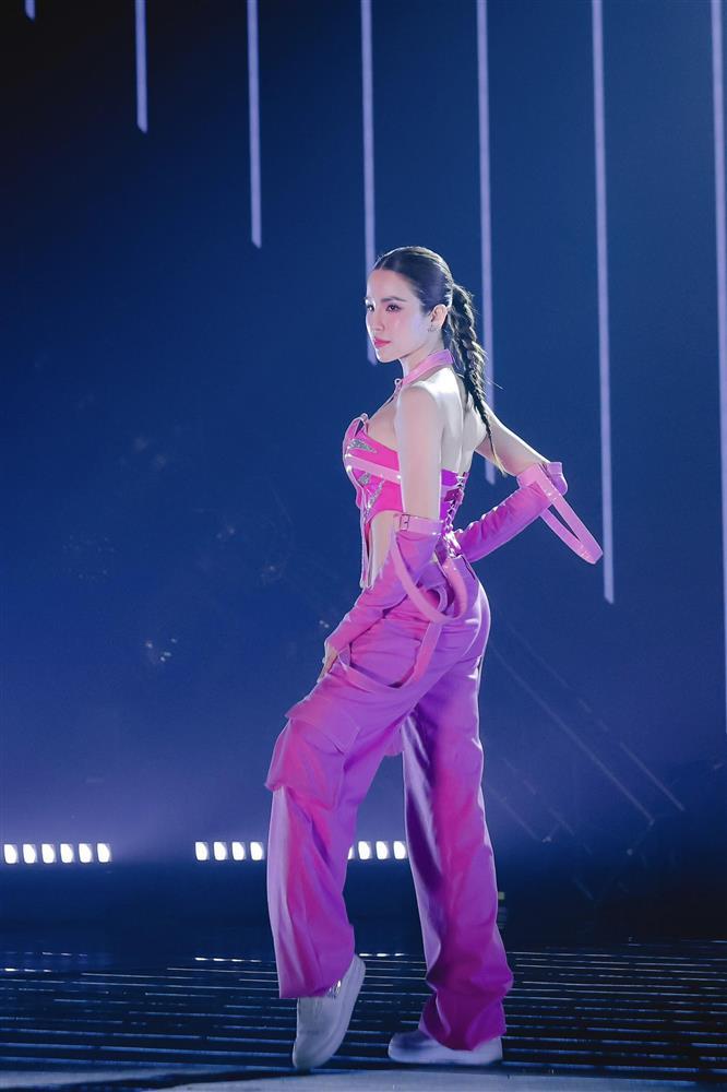 Diệp Lâm Anh mặc áo bơi khoét eo, đẹp nổi bật giữa hội bạn thân toàn chân dài-3