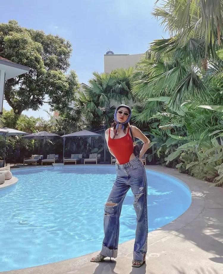 Diệp Lâm Anh mặc áo bơi khoét eo, đẹp nổi bật giữa hội bạn thân toàn chân dài-5