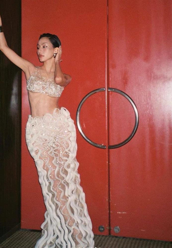 Với vóc dáng siêu thực, cô dâu Hà Nội diện đẹp những trang phục ít ai dám mặc-6