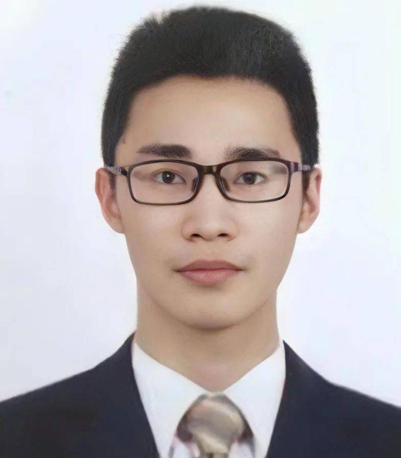 Chàng trai đột ngột qua đời, người bố kiểm tra 5 thẻ ngân hàng rồi bật khóc-1