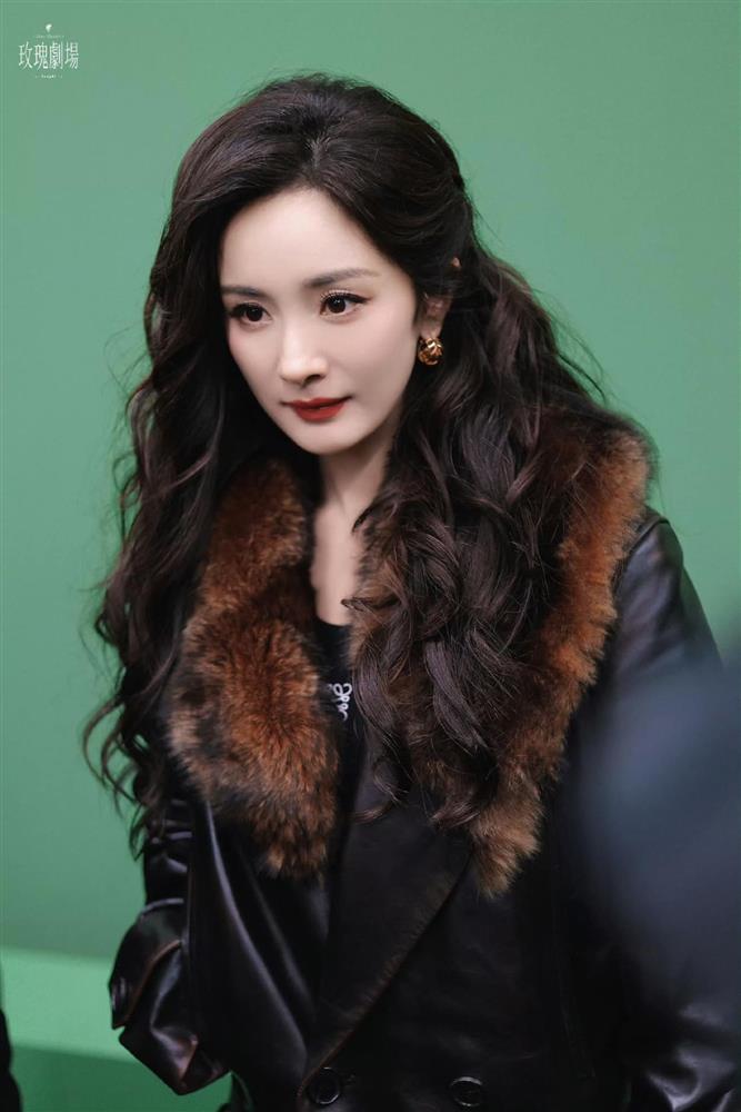 Dương Mịch chiếm spotlight với khí chất đại minh tinh, khiến người hâm mộ không thể rời mắt-1