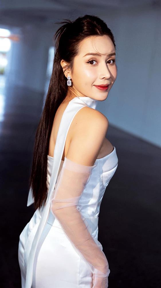 Lưu Hương Giang khoe vai trần hờ hững sau Tết giữa tin đồn tái hợp cùng Hồ Hoài Anh trong gameshow-9