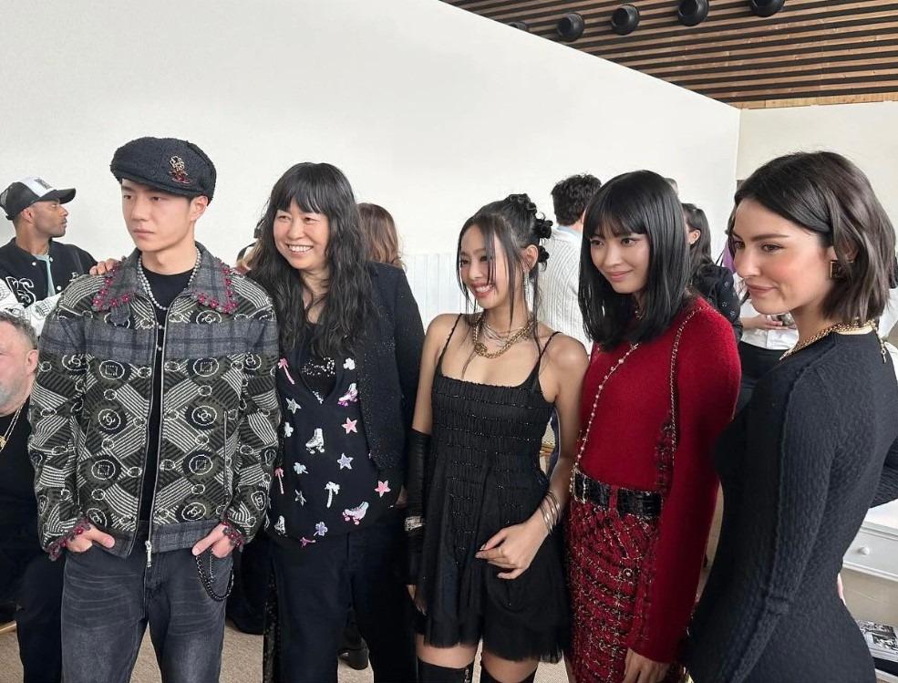 Bắt khoảnh khắc Vương Nhất Bác và Jennie (Blackpink) chung khung hình trên thảm đỏ, netizen xuýt xoa trai tài gái sắc là đây-3