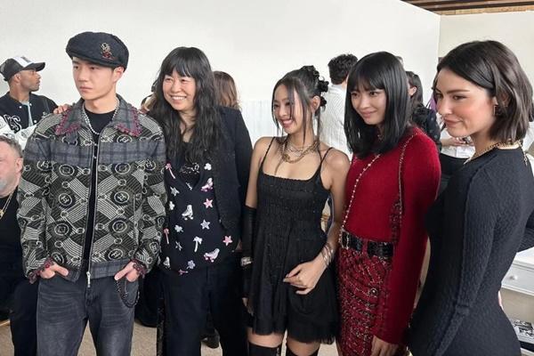 Vương Nhất Bác đi tông lào khiến dân tình trợn tròn mắt trong tiệc thường niên Yuehua-5