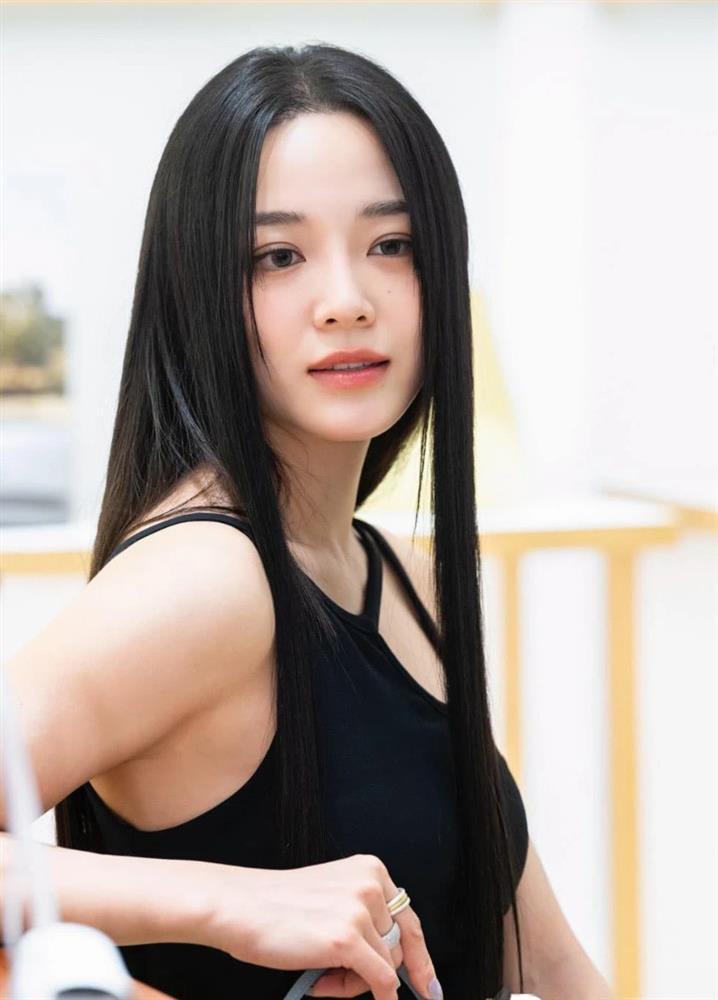 Mỹ nhân có 9 cuốn sổ tiết kiệm sở hữu vòng 1 quyến rũ, thích mặc áo khoét tôn đường cong-5