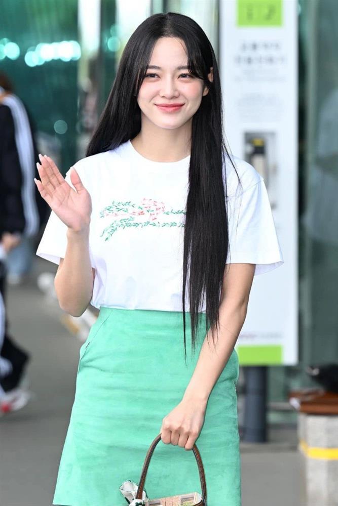 Mỹ nhân có 9 cuốn sổ tiết kiệm sở hữu vòng 1 quyến rũ, thích mặc áo khoét tôn đường cong-6